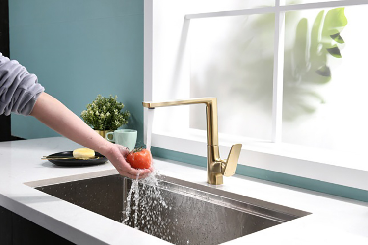 Deck Mounted Single Handle 360 Swivel Gold Kitchen Faucets for Sink 1 Hole