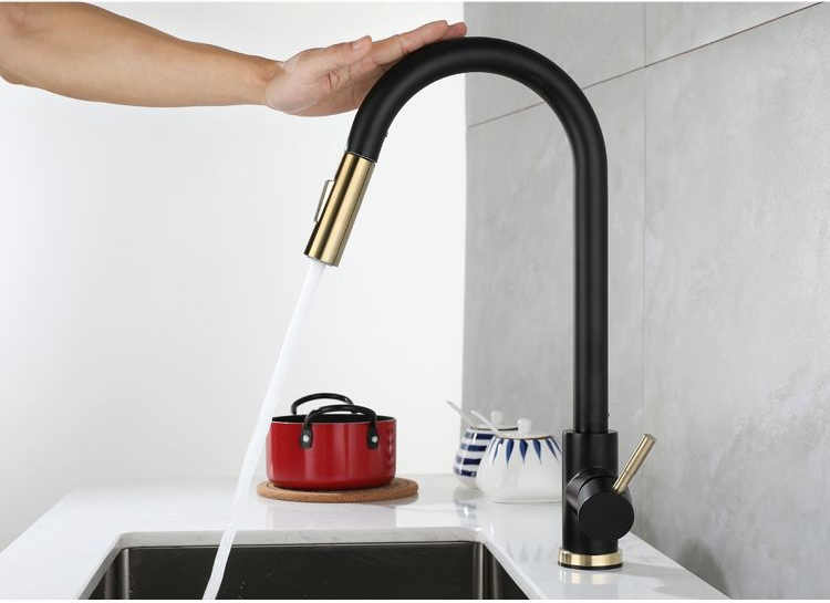 Deck-mounted Single Handle Smart Sensor Touchless Kitchen Faucet with Pull Down Sprayer