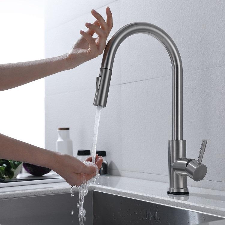 Deck-mounted Single Handle Smart Sensor Touchless Kitchen Faucet with Pull Down Sprayer